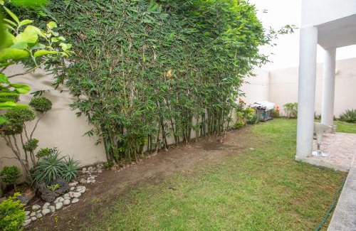 Lomas de Angelopolis House | Habitación matrimonial con cama y sofá para cuatro personas