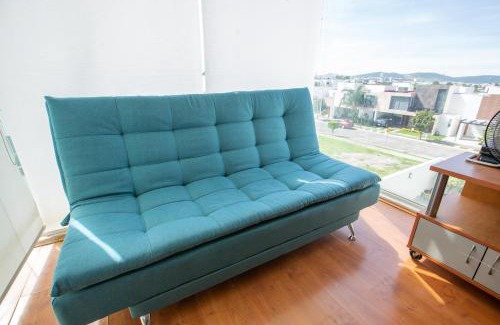 Lomas de Angelopolis House | Habitación matrimonial con cama y sofá para cuatro personas