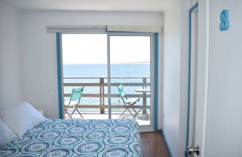 Concon Bed & Breakfast | Habitación matrimonial con baño privado y salida a terraza con vista al mar