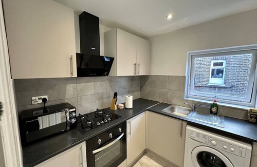 Seven Sisters Apartment | Hackney Hideout – 3Bed Comfort for Work or Stay