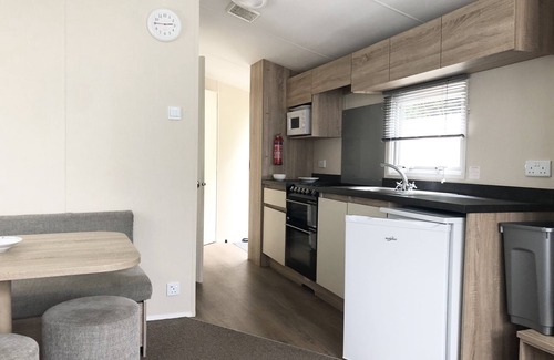 Wiseman's Bridge House | Hafan Dawel 2 a Luxury Caravan directly opposite the Beach