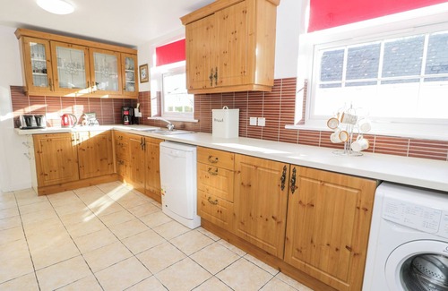 Moelfre House | HALCYON, pet friendly, country holiday cottage in Benllech