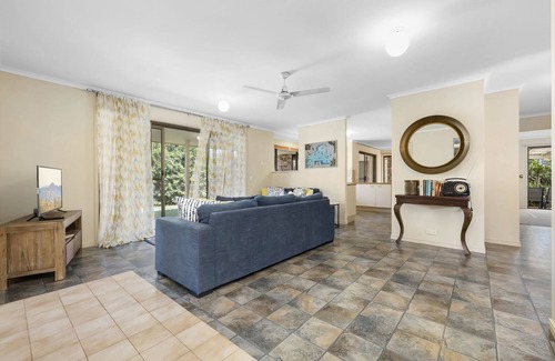 Warana House | Halekulani Beach House – 100 steps to beach access