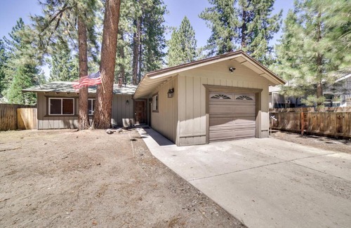Al Tahoe House | half Mi to Lake Tahoe Pet-Friendly Cabin