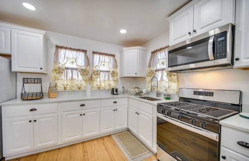Norfolk Apartment | Half-Mi to Ocean View Beach Park: Modern Apartment