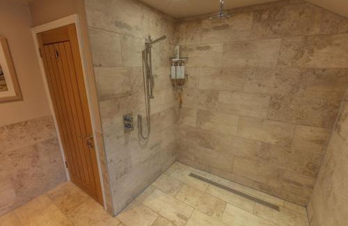 Cranbrook House | Halfmoon Lodge @ Knights Hole wheelchair access