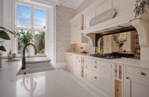 Alfreton House | HALLFIELD HALL, pet friendly, with hot tub in Higham, Derbyshire