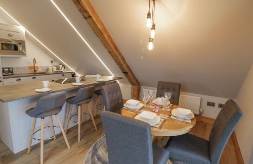 Peopleton Cottage | HALLGARTH FARM HOLIDAY LODGE, pet friendly, with hot tub in Peopleton