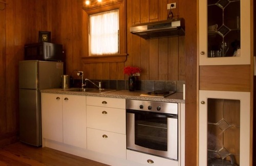 Glen Massey Cottage | Hamilton /Ngaruawahia Farm stay Cottage, cosy with heat pump, pool for summer