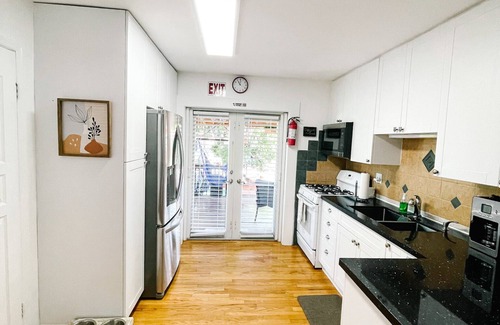 Little Ranches House | Hammocks & Mini-Golf! 10 mins from Beach! KING Bed!