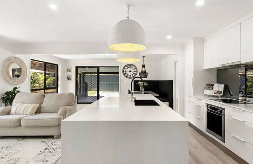Pimpama House | Hampton Holiday Home with Pool, BBQ & 10 min drive to Theme Parks!