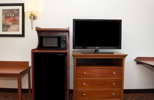 Strabane Hotel | Hampton Inn & Suites Pittsburgh-Meadow Lands