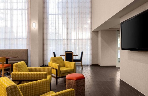State College Hotel | Hampton Inn & Suites State College at Williamsburg Square