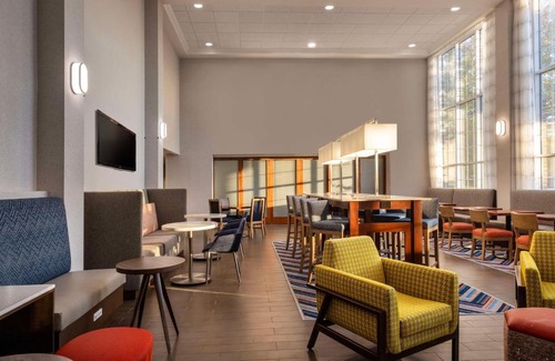 State College Hotel | Hampton Inn & Suites State College at Williamsburg Square