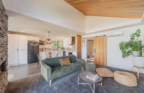 Prebbleton House | Hamptons Retreat - 1BR with Hot Tub and Fireplace