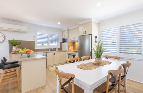 Corlette House | Hanks Corlette House, 49 Pantowora St - pet friendly, air con, boat parking, Wi-Fi