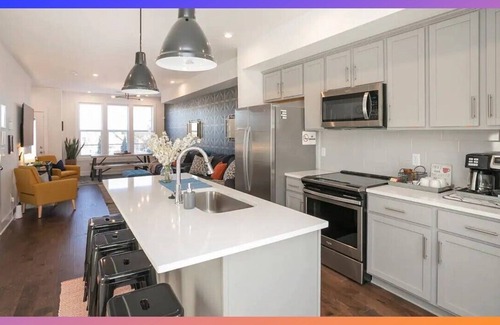 Madison House | "Hanks Hangout"-Modern 2/2.5 Bath/Rooftop Deck