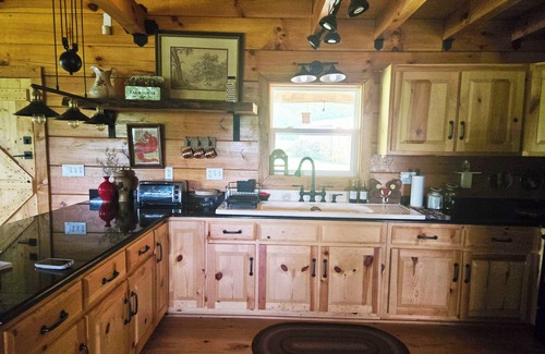 Vesta Cabin | Hannah's Hideaway - Sleeps 6, secluded cabin in Stuart with mountain views