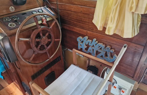Hundsdorf Boat Rental | Hans im Glück, Stillgelegte Yacht aus den 1960-ziger Clamping der Besonderen Art
