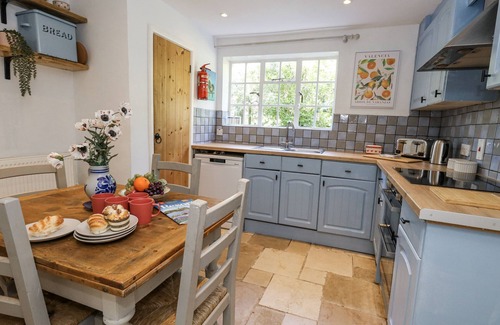 Piddlehinton Cottage | HAPPINESS COTTAGE, pet friendly, with a garden in Piddlehinton