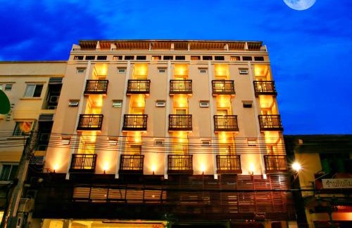 Phra Athit House | Happio Near Chabad House
