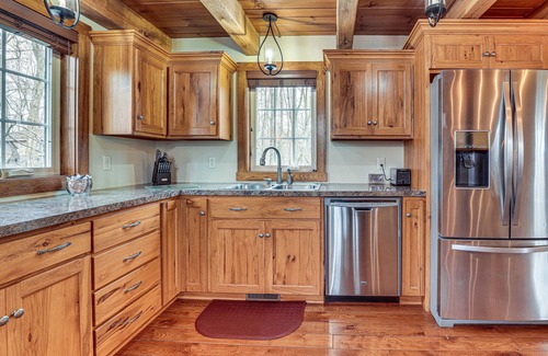 Dundee Cabin | 'Happy Haven Hill' Cabin w/Patio & Fire Pit!
