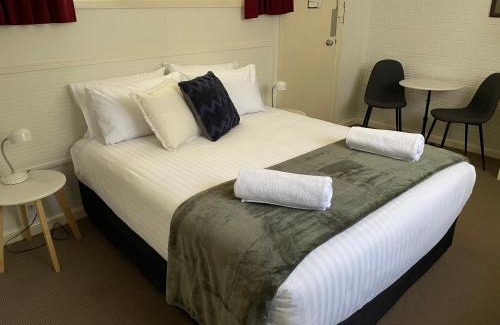 Cohuna Hotel | Happy Wanderer Motel Cohuna 70s style