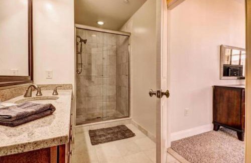 Downtown Baltimore Apartment | Harbor apartments Free indoor Parking