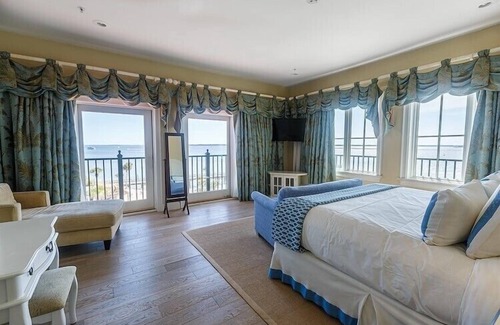 Charleston Resort | Harborside at Charleston Harbor Resort and Marina