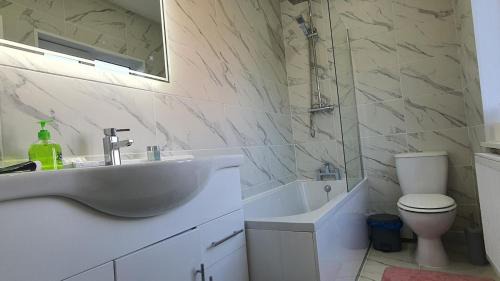 Wymington House | Harbour House - Entire Detached 4BR, Ensuite & Bath, Wi-Fi, Smart TV, Self Catering - Serving Contractors, Tourists, Santa Pod & Silverstone!