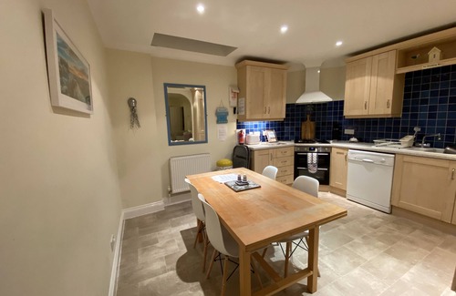 Whitstable Cottage | Harbour Mews: Central Whitstable, Free Parking, Fast WiFi