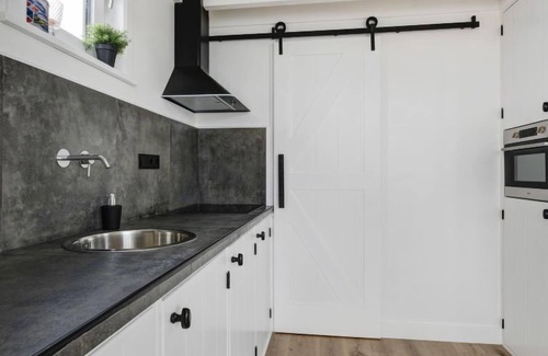 Woudsend House | Harboursuite 2 incl. motorboot by Interhome