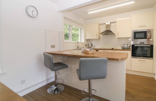 Heligan Cottage | HARCOMBE HOUSE BUNGALOW 7, family friendly, with pool in Chudleigh
