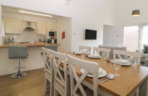 Heligan Cottage | HARCOMBE HOUSE BUNGALOW 9, pet friendly, with pool in Chudleigh