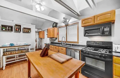 Gary House | HardRock Hideaway - 5br, Cozy, Steps from Casino!