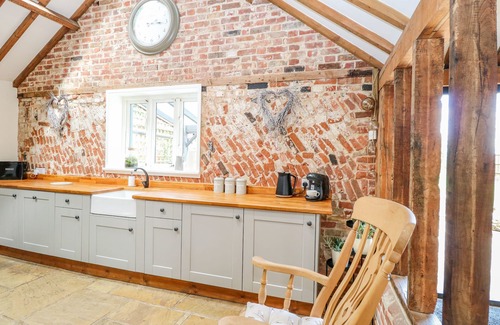 Carleton Rode Cottage | HARGATE FARM BARN, pet friendly, with hot tub in Old Buckenham