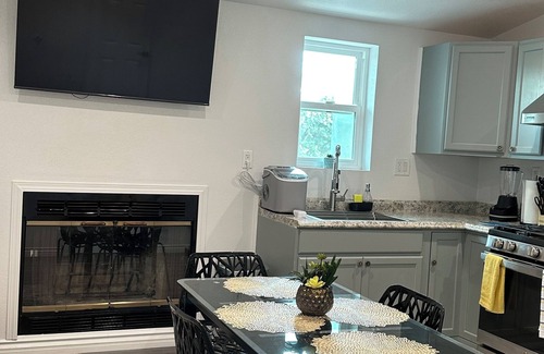Southeast Anaheim Apartment | Harmony retreat~Near Disney~ConvtCenter~Beach&variety of entertainment optionsnn