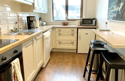 Dingle House | Harriet's Cottage: tastefully decorated rowhouse, 3 min walk to downtown Dingle