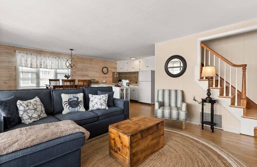 Hampton House | Harris Ave Hideaway | Private Deck | Near Marina