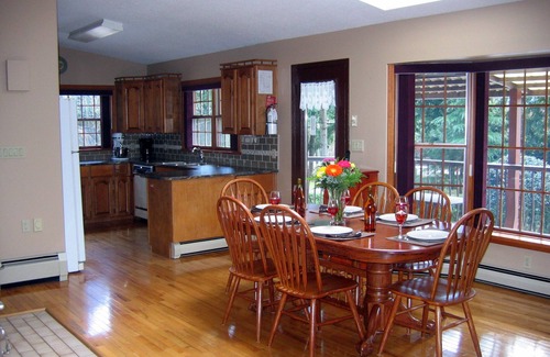 Kent House | Harrison Hot Springs: Vacation Rentals in South Garden