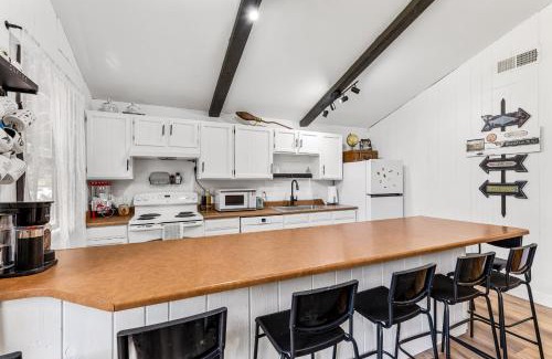 Flagstaff House | Harry Potters Hideaway- Walking distance to golf course, food, coffee, shops, ice cream, athletic club and more!