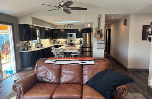 Twin Lakes House | Harry's Hotrod Hideaway - Charming 3-bedroom house with Hot Tub and Lake access