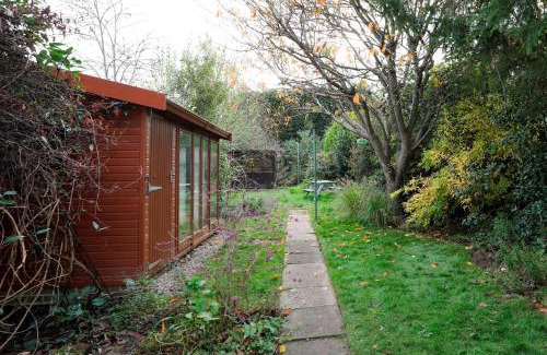 Hassocks House | Hassocks Hideaway with Parking Garden