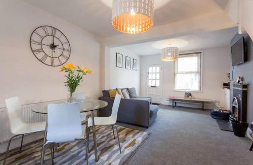 Luton House | Hastings House - Modern 2 Bedroom House in Central Luton & Near Airport