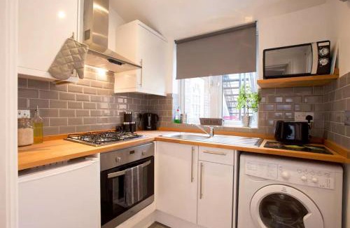 Luton House | Hastings House - Modern 2 Bedroom House in Central Luton & Near Airport