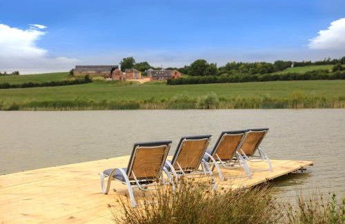 Ashby-de-la-Zouch House | Hastings Retreat Rural barn conversions with Private Lake
