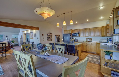 Everett House | Hat Island Home w/Stunning View & Wraparound Deck