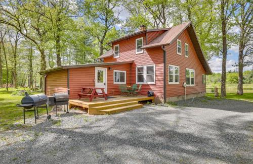 Neillsville House | Hatfield Family Home on Lake Arbutus Boat and Hike