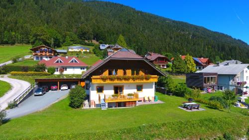 Weissensee Apartment | Haus Jank