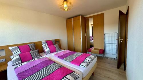 Schonach im Schwarzwald Apartment | Haus Schanzenblick Fewo1 mit 2 Schlafzimmern, Wohnzimmer, Terrasse, Bad im Herzen des Schwarzwaldes